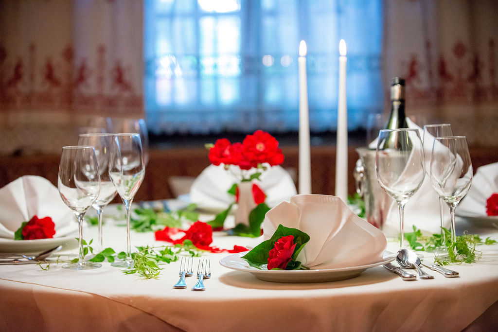Hotel und Restaurant Brücklwirt Unser Seminarraum: Clubraum 90 m² bis 30 Personen Je nach Bedarf und Auslastung haben wir auch folgende Räume: Gartensaal 150 m² bis 60 Personen Konferenzraum 90 m² bis 50 Personen Zirbenstüberl 30 m² bis 18 Personen Hubertusstüberl 25 m² bis 10 Personen Reiterstüberl 20 m² bis 8 Personen 70 Hotelzimmer für 111 Personen: 29 Einzelzimmer 39 Doppelzimmer 2 Suiten Ausstattung: W-Lan; Beamer; Leinwand; Pinnwände; Flipchart + Stifte; Moderationskoffer; Blöcke und Kugelschreiber Seit 1735 ist der Brücklwirt bekannt für herzliche steirische Gastlichkeit. Die Einzellage mit großzügigem Park, nur 4 km vom Ortszentrum Leoben und 2 km von den Schnellstraßen-Abfahrten entfernt, ist ideal für kleine und große Seminare. Die zentrale Lage ist bestens geeignet für Veranstaltungen mit Teilnehmern aus Wien, Oberösterreich, Niederösterreich, Kärnten, Salzburg, Burgenland und natürlich aus der Steiermark. Familie Friedl garantiert als Gastgeberfamilie eine persönliche und professionelle Abwicklung sowie einen rundum gelungenen Aufenthalt mitten im grünen Herzen Österreichs. Mit 70 Zimmern aufgeteilt in 29 Einzelzimmer, 39 Doppelzimmer und 2 Suiten sind auch mehrtägige Seminare oder Veranstaltungen möglich. Auch ein Hallenbad, Sauna und Infrarotkabine mit direktem Gartenzugang sind mit dabei. Lassen Sie sich mit traditionellen Gerichten mit modernem Touch verwöhnen! Hausmannskost einmal anders – saisonal und erfrischend neu, mit dazu passenden erlesenen Tropfen aus unserem Weinkeller. An der 24h Bar stehen regionales Bier sowie Bier-Spezialitäten, steirischer Wein und Snacks bereit. Ausreichend Parkplätze stehen kostenfrei direkt bei den Eingängen zur Verfügung. Auch Parkgaragen sind auf Anfrage verfügbar. Im Brücklwirt wird schon seit 1737 (ziemlich sicher sogar länger) ausgeschenkt! Anfangs ein kleiner Landgasthof mit angrenzender Landwirtschaft, später zentraler Treffpunkt der ganzen Steiermark! Warum? Nun, schließlich hatten wir das einzige damals existierende Casino der Steiermark direkt im Haus. Ein gut sortierter Weinkeller, köstliche Menüs und eine finnische Sauna sowie unser weitläufiger Park sorgen für pure Entspannung. Mit genügend Zeit lässt sich ein Seminar so gut zu einem Urlaub ausdehnen. Am Wochenende locken Berge und Seen mit vielfältigem Angebot. Mitten im Herzen der grünen Steiermark führen Ausflüge ins Hochgebirge oder ins romantische Weinland. Genuss und Kulinarik, Kultur und Events sowie Sport und unzählige weitere Ausflugsmöglichkeiten warten auf Sie! Radeln, wandern, Kultur und Erlebnis – in jedem Fall ist Genuss pur garantiert! Lassen Sie sich bei uns nach allen Regeln der Kunst verwöhnen. Auch in Punkto Sicherheit haben wir genügend Platz um alle Covid Bestimmungen leicht einzuhalten und die Veranstaltung dennoch in entspanntem Rahmen abhalten zu können. Das Verwöhnprogramm im Brücklwirt: Frühstück täglich von 6.30 bis 10.30 Uhr Gartenterrasse mit Ausblick auf unseren weitläufigen Hotelpark Restaurant mit saisonalen und regionalen Gerichten Hotelbar in modernem Design, finnische Sauna und Infrarotkabine kostenloser Parkplatz mit ca. 150 Stellplätzen direkt vor dem Hotel bzw. Restaurant Busparkplätze, LKW-Parkplätze 4000 m² Parkanlage mit Kräutergarten, essbaren Blumen und kuscheligen Ecken zum Entspannen Schmankerlfrühstück: Für einen genussvollen Start in den Tag bieten wir Ihnen ein großzügiges Frühstücksbuffet mit regionalen und saisonalen Köstlichkeiten von 6.30 - 10:30 Uhr. Hier treffen sich hausgemachtes Knuspermüsli, frische Kräuteraufstriche aus dem Brücklwirt-Garten, Käse und Schinken von regionalen Erzeugern und Gebäck frisch vom Bäcker. Öffnungszeiten: Montag bis Samstag 6.30 - 10.30 Uhr 18.00 - 21.00 Uhr Sonn- und Feiertag 6.30 - 10.30 Uhr Reservierung erforderlich! Gerne bieten wir für Seminare auch ein Mittagsmenü an. Lassen Sie uns Ihr Seminar oder Ihre Veranstaltung zu etwas ganz Besonderem machen und den Teilnehmern ein unvergessliches Erlebnis im grünen Herzen Österreichs bereiten. Hotel Brücklwirt**** Leobnerstraße 90 8712 Niklasdorf +43 3842 81727 reception@bruecklwirt.co.at https://www.bruecklwirt.com Brückl brückl brueckl bruecklwirt Bruecklwirt brücklwirt Brücklwirt wirt Wirt Hochzeit hochzeit Hotel hotel Feiern feiern familie Familie Familienfeier familienfeier schönster Tag genuss genießen enjoy Steiermark steiermark Österreich austria garten Garten Restaurant restaurant Gasthaus gasthaus wirtshaus Wirtshaus wirt Wirt Leoben leoben Niklasdorf niklasdorf Hochsteiermark hochsteiermark hotels restaurants essen genießen romantisch romantik hochzeitstag Hochzeitstag asia spa kpongress kongress Kongress Seminar raum mieten gösser Gösser abendessen Abendessen mittagessen Mittagessen abend Abend mittag Mittag accomodation alm ausflugsziele außergewöhnlich modern jung Tema team job arbeit work regional nachhaltig bio shop shopping best food bestes Blumen blumen bruck an der mur murradweg radfahren biking bike stop brunch buffet Brunch Buffet Menü menü à la carte a la carte Sommer Winter sommer winter Terrasse terrasse Gutschein gutschein Rose rose Garten Park park garten Genussreich genussreich reich genuss feiern romantisch hochzeitstag genuss menü abendessen abendmenü wein steirisch steiermark leoben